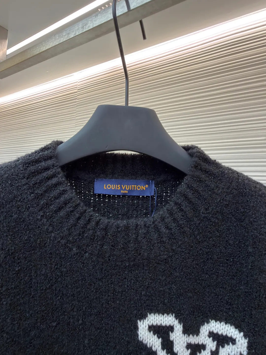 LOUIS VUITTON double-sided intarsia sweater ●Original version: Purchased and developed for 11300 ●Item number: 1680922-A85 ●Material: wool blended fabric ●Technology: knitted intarsia production ●Version: fitted version ●Weight: about 620 grams ●Size: S-M-L-XL ●Description: Made of custom-woven and dyed sheep wool 65% cotton %20 Spandex 15%. The special washing process is very soft and skin-friendly. It has 7 knitting workers. The thickness of each stitch of the inlay on the clothing logo is consistent with ZP. The back logo is mirror inlay. This crew-neck sweater is made of a blend of sheep wool and yak hair, and uses thick yarn to create a comfortable texture. The contrasting LV logo is integrated into the knitted fabric, and the mirror-effect logo is cleverly displayed on the rear. The casual and elegant design makes it easy to style your weekend look. The overall wiring is straight and delicate, the fabric is comfortable and soft, and the color is consistent without color difference. It can be matched with the same style to create a fashionable look and control various occasions. Customized accessories, complete with three standards, same style for men and women!